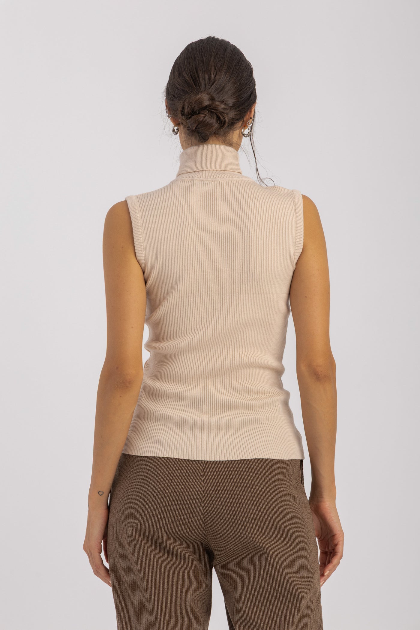 L. Beige